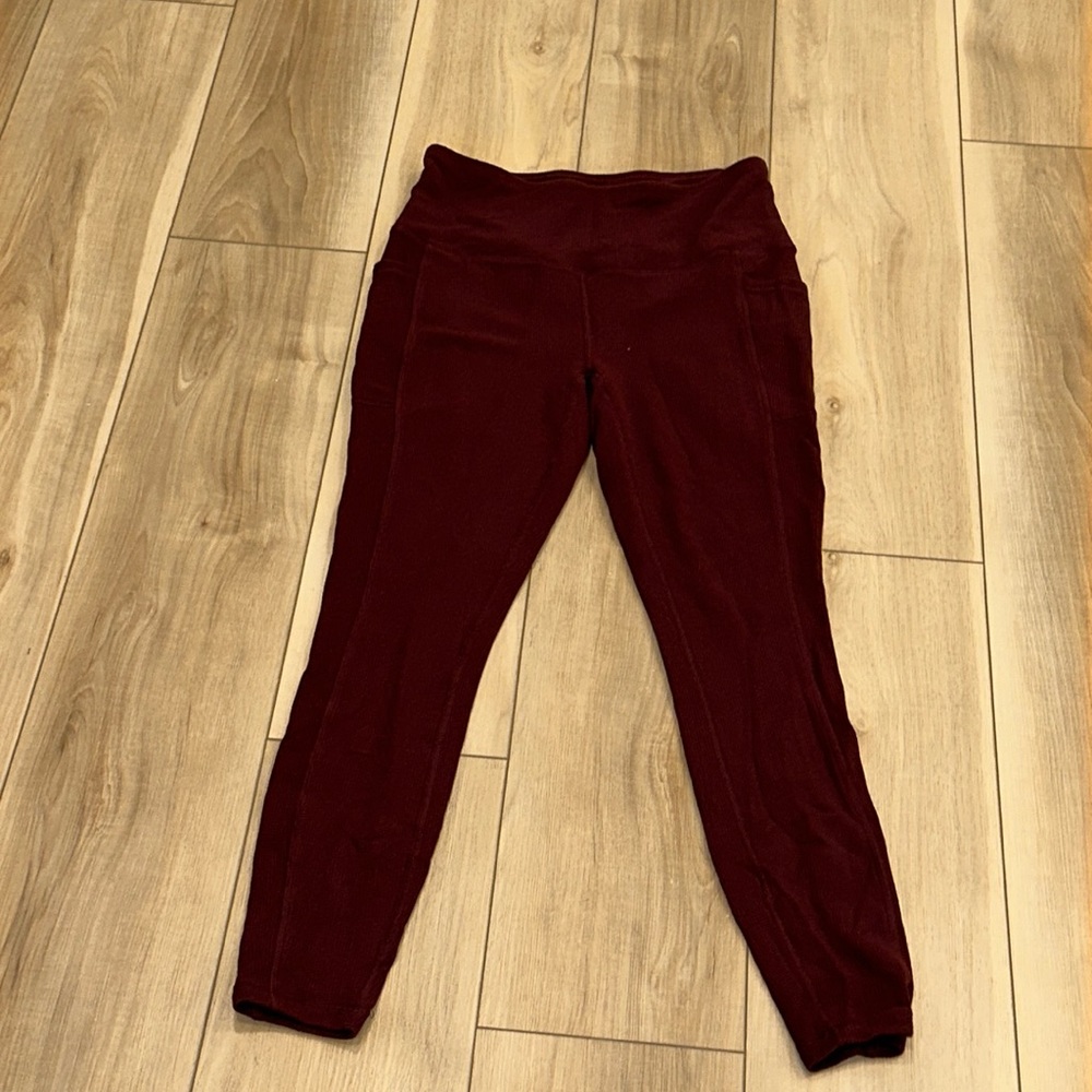 EUC Women’s Waffle Print Stretch Yoga Pants Leggings Size M Medium Dark Maroon